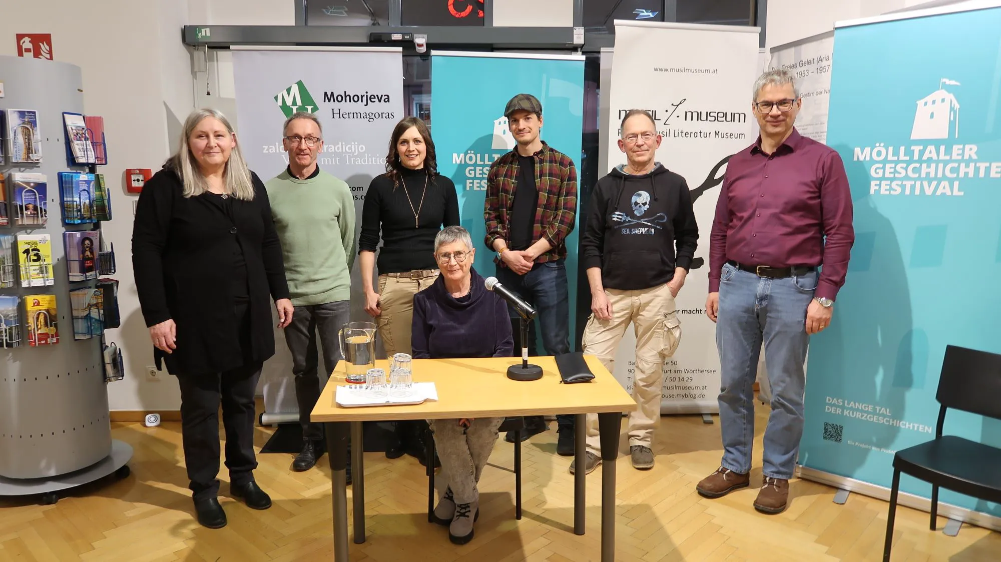 Melitta Fitzer (links) und Verlagsleiter Hanzi Filipič (rechts) im Kreis der Autoren des Mölltaler Geschichten-Sammelbandes 