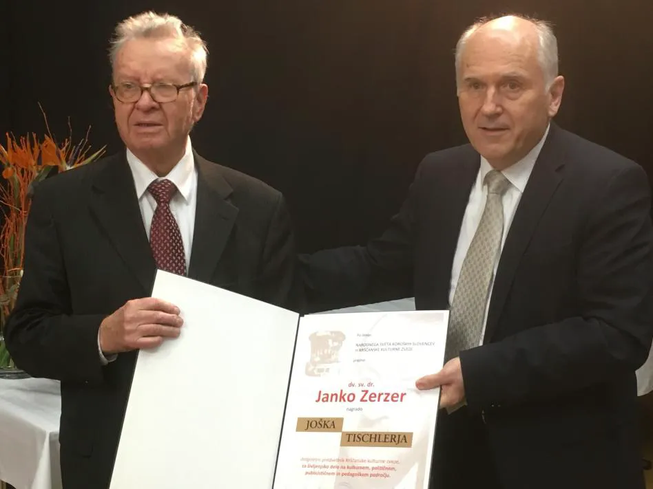 Janko Zerzer (levo) ob prejetju Tischlerjeve nagrade 2019 iz rok Valentina Inzka, predsednika Narodnega sveta koroških Slovencev